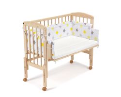 FabiMax Beistellbett PRO mit Matratze und Nestchen gelbe Sterne auf weiß